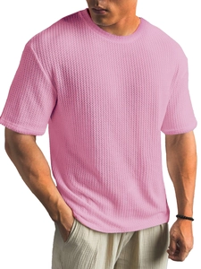 Detail der rosa Waffelstrick-Stoffstruktur auf dem lässigen Kurzarm-Herren-T-Shirt