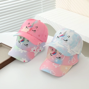 Dettaglio di cappellini da baseball unicorno per bambini in sfumature rosa e blu