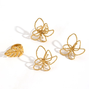 Set di anelli in oro acciaio inossidabile con foglie di monstera e farfalle floreali