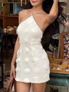 Robe Courte Dos Nu À Licou Avec Appliques De Roses 3D Tricotée Coupe Ajustée Vacances D'été Style Sexy