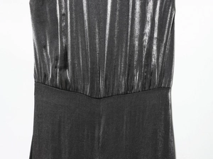 Détail du tissu plissé métallisé et de la couture à la taille de la combinaison licou