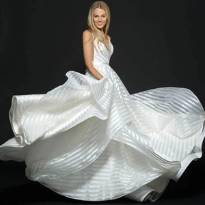 Dettaglio dell'abito da sposa bianco con elegante trama del tessuto a strisce orizzontali