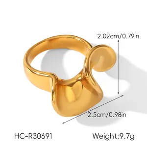Vista dettagliata anello a onda dorato con dimensioni 2,02cm altezza e 2,5cm larghezza