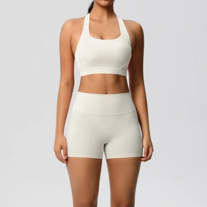 Detailansicht des weißen Yoga-Sets mit Sport-BH und High-Waist Fitness-Shorts für Damen