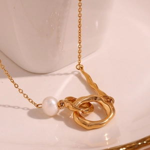 Détail du collier asymétrique plaqué or 18 carats avec une perle blanche brillante