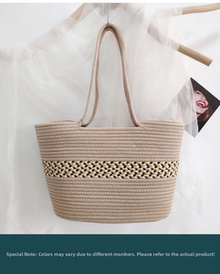 Detailaufnahme einer handgefertigten Web-Tasche mit dreifarbigen geometrischen Mustern und Seilen