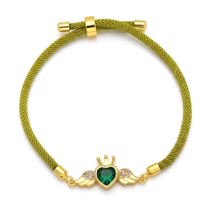 Bracciale in corda verde intrecciata con ciondolo a cuore con corona dorata e ali
