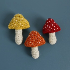 Hand Crocheted Mushroom Brooch Knitted Yarn Lapel Pin Handmade Cashmere Three Dimensional Decoration For Women