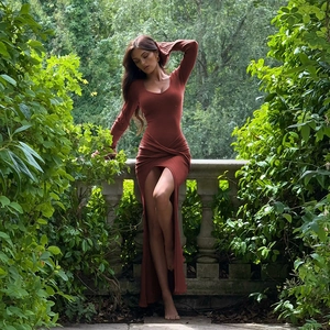 Robe longue en maille à manches longues avec nœud à la taille et fente haute