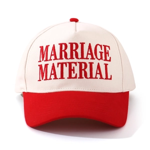 Detail der rot-beigen Baseballkappe mit Marriage Material 3D-Buchstabenstickerei