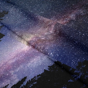 Dettaglio dell'arazzo foresta galattica con stampa celeste e trama del tessuto