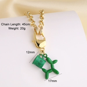 Détail de la chaîne plaquée or 18k avec pendentifs tasse à café en émail vert et chien ballon