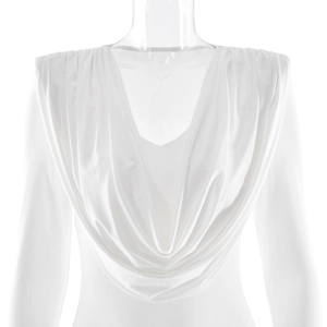 Détail de la robe blanche à col bénitier présentant un drapé élégant et raffiné