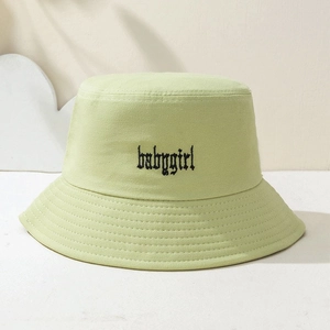 Dettaglio ravvicinato del ricamo gotico Babygirl sul cappello alla pescatora verde