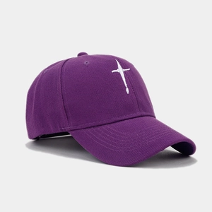 Détail de la casquette violette avec broderie étoile blanche et texture en sergé