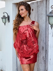 Détail de la robe rouge à paillettes avec une grande fleur 3D et un tissu brillant
