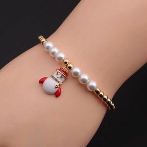 Vue détaillée du bracelet à breloques bonhomme de neige avec perles et perles de fête