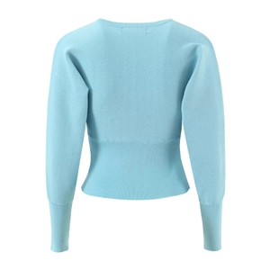 Detail der hellblauen Strickjacke Rückseite mit feiner Rippstruktur und Fledermausärmeln