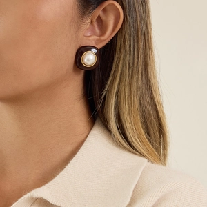 Boucles d'oreilles carrées vintage en résine marron avec grande perle et cadre doré