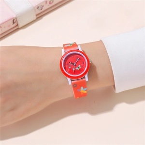 Gros plan d'une montre enfant à quartz avec cadran papillon et bracelet silicone fleuri