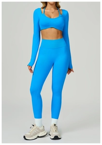 Détail d'un ensemble de yoga côtelé bleu vif avec haut dos nu et legging taille haute