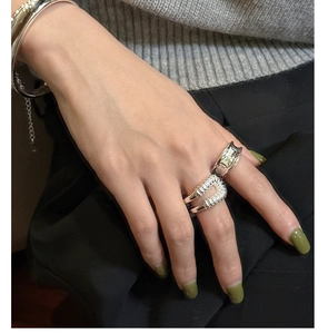 Primer plano de anillo curvado de plata S925 y banda ancha con estilo de plata líquida