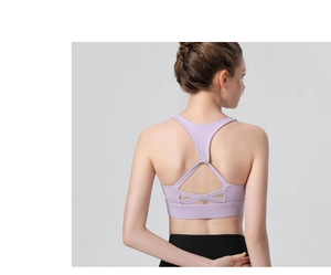 Détail d'un soutien-gorge de yoga avec bretelles croisées en tissu violet clair