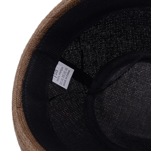 Détail intérieur du chapeau en paille de papier avec bandeau noir et étiquette taille 58