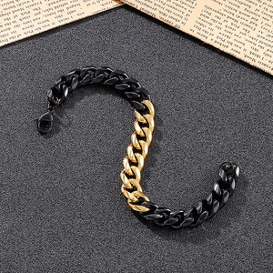 Détail du bracelet gourmette en acier inoxydable noir et or bicolore avec fermoir mousqueton