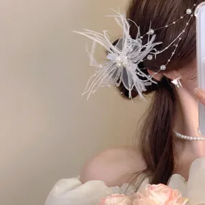 Pince à cheveux élégante en plumes blanches avec perles et résille pour mariée