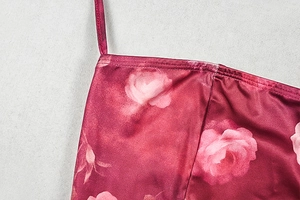 Dettaglio vestito in raso a fiori con spallina sottile e cuciture a doppia impuntura
