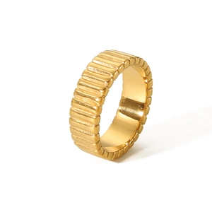 Gros plan d'une bague en acier inoxydable plaqué or 18 carats avec texture rayée