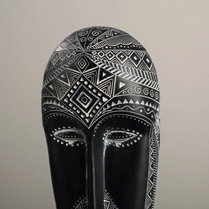 Artistiek Afrikaans tribal masker van hars met ingewikkelde handbeschilderde witte patronen