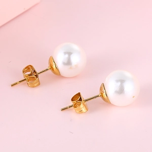 Élégantes boucles d'oreilles perles blanches rondes avec tiges dorées en acier inoxydable
