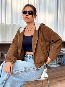 Detailansicht brauner Cord-Kapuzenpulli mit weißem Fleecefutter und kurzem Schnitt