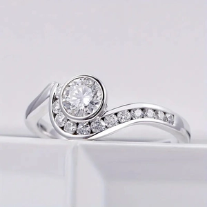 Elegante anillo plateado con curva en S y diamante redondo engastado para mujer