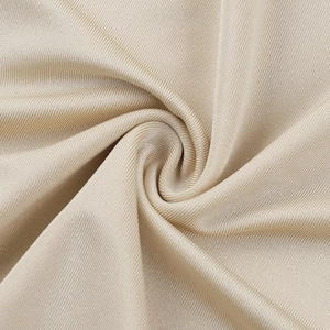 Détail macro du satin champagne montrant des plis élégants et une texture raffinée