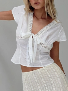 Haut blanc en dentelle avec broderie anglaise et nœud papillon à nouer sur le devant