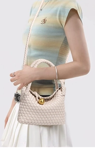 Geflochtene Leder Eimer Tasche mit goldener Kugel, schicke Retro Schulter- und Handtasche für Damen.