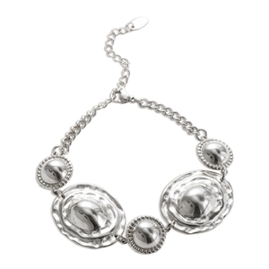 Collier en acier inoxydable argenté avec disques métalliques martelés irréguliers sur fond blanc