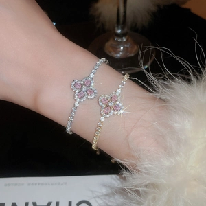 Détail du bracelet trèfle en cristal rose avec zircons sur chaîne dorée et argentée