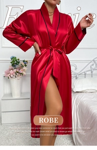 Detail eines roten langen Seidenmantels mit schwarzer Paspel und Satinstruktur