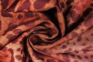 Détail du tissu en maille léopard montrant la texture respirante et le motif animalier