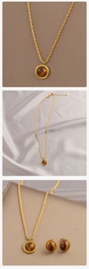 Dettaglio del set di gioielli vintage con pietra occhio di tigre e catena a corda dorata