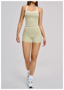 Detail van yoga-top met kruislingse rug en high-waist shorts met witte contrasterende bies