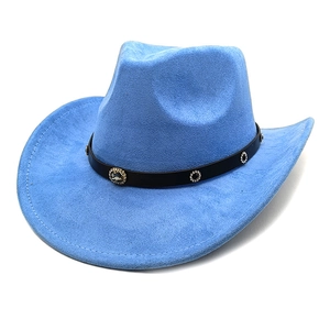 Himmelblauer Western Cowboyhut aus Wildleder mit Strass-Lederband auf weißem Grund