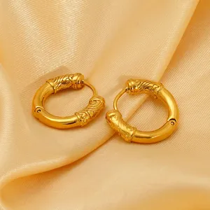 Boucles D'oreilles Créoles En Acier Titane Vintage Avec Motif En Relief Plaqué Or 18K Huggie Géométrique Pour Hommes Femmes
