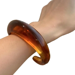 Bracciale rigido largo geometrico in resina ambrata Maillard con trama marmorizzata