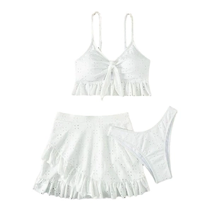 Driedelige witte bikini set met ruchesrok en top met strikje voor op het strand