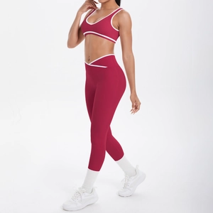 Detail eines weinroten Yoga-Sets mit weißen Kontrastkanten und High-Waist-Leggings für Damen